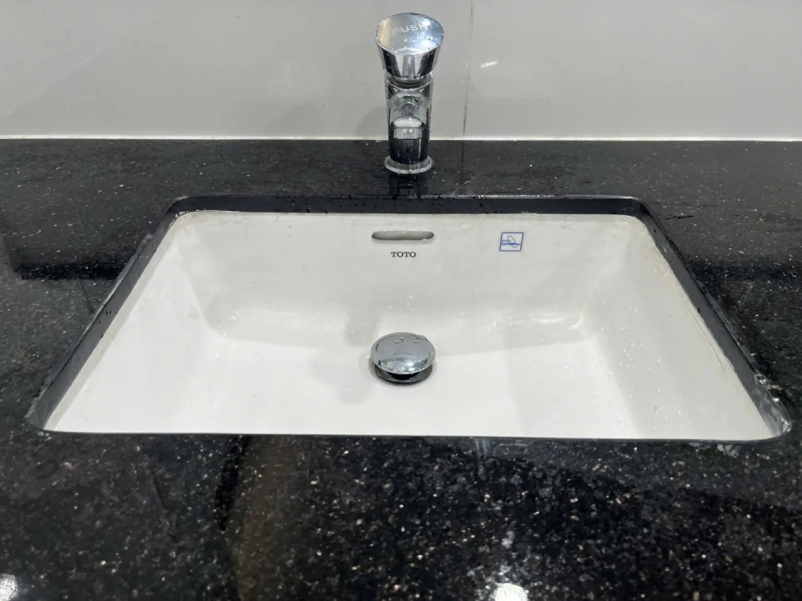 Ảnh minh họa lavabo và vòi chậu từ tư liệu Phúc Thịnh
